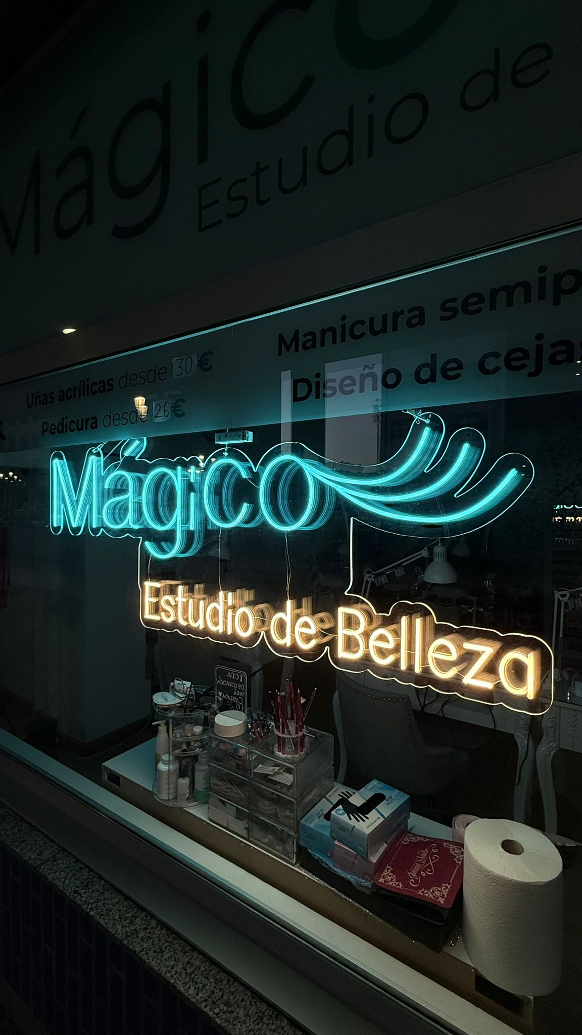 Magico Estudio de Belleza - Neón turquesa moderno